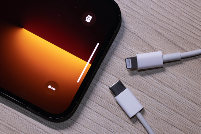 iPhone 15全系列為配合歐盟規範，將會全面使用USB-C充電孔。（示意圖／shutterstock）