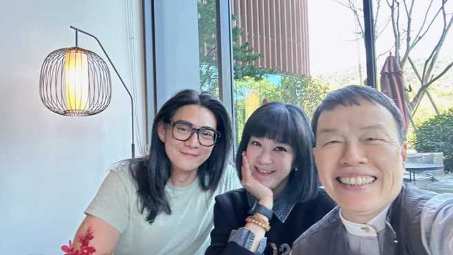 韩志杰（左）、陆元琪、王小棣最近一起聚餐。（图／FB@陆元琪）