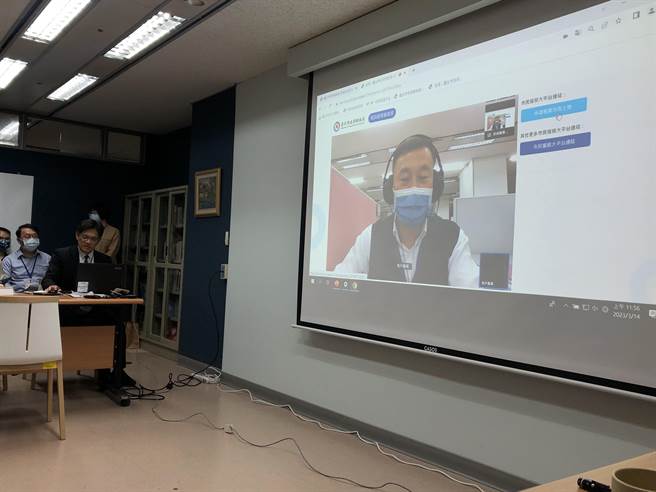 北市财政局14日召开记者会，说明财政规画推动方向，财政局长游适铭（左）示范使用「视讯租赁服务云」服务。（张芷瑜摄）