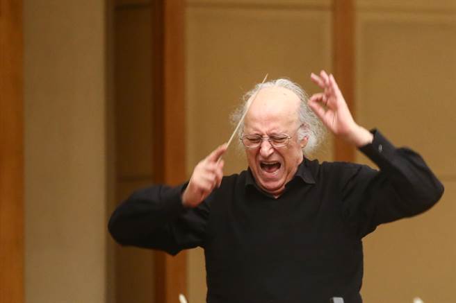 台北市立交响乐团（TSO）桂冠指挥殷巴尔再度来台，这次他选择了萧斯塔科维契第13号交响曲《巴比雅》，作为2023年上半年与TSO的首场音乐会演出曲目。（邓博仁摄）