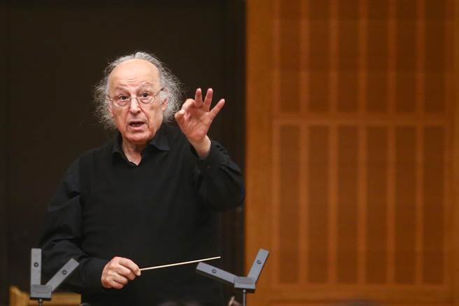 殷巴尔表示，萧斯塔科维契的音乐是反抗极权主义和反对人民遭受不公欺压的最有力表态，作品中不只有批判，还有对人类歷史的省思。（邓博仁摄）