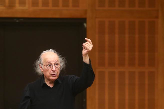 殷巴尔认为，乐团的排名不能和体育比赛排名相提并论，每个人心目中对于最佳乐团各有所好，他认为最重要的是在于指挥与乐团在足够的排练时间中，共同发展出更深度的音乐性及艺术性的创造。（邓博仁摄）