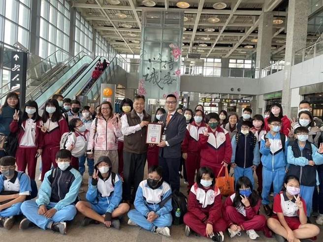 高铁公司14日特别帮苑里高中40位特教班师生圆梦，让他们免费搭乘高铁到台北出游。（高铁公司提供／李京升苗栗传真）