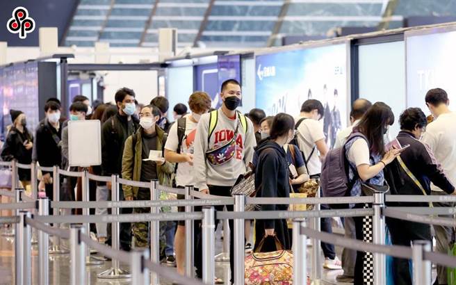 交通部航政司宣布今年3月31日起向每位转机过境旅客收取500元「转机过境设施使用费」，今年预计可替机场增加15亿元的收入，由航空公司随机票代收。（本报资料照）