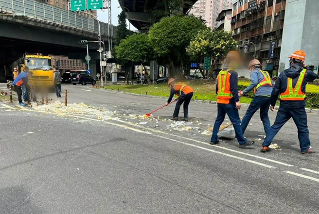 清洁队员清扫散落的破蛋。（民眾提供）