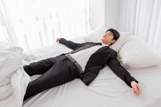 英国一名男子因为患有阅读障碍，导致经常误读闹钟上的数字而迟到，遭到雇主解雇。日前法院做出裁定，认为雇主处理不当，应该给予该男子赔偿。（示意图，非当事人／Shutterstock）