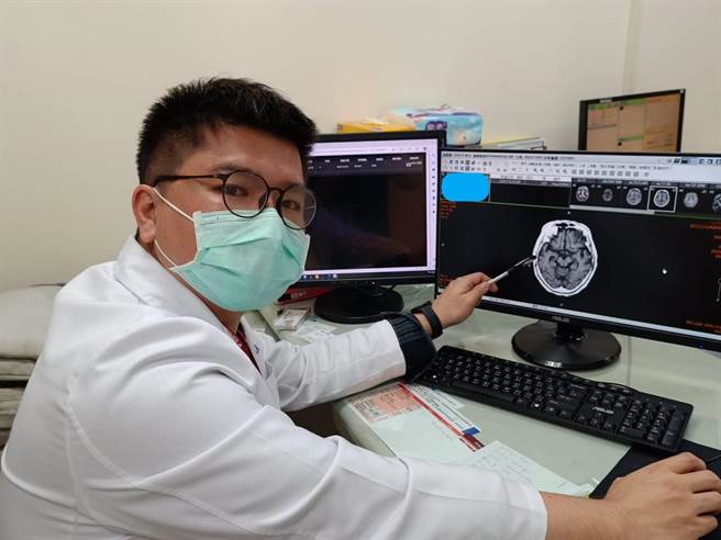 为恭姜信框医师指出病灶情。（为恭医院提供／李京升苗栗传真）