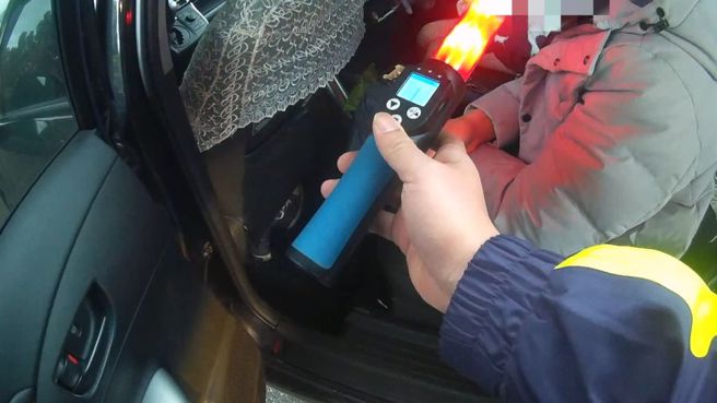 同车友人一同接受酒精检测。(翻摄照片／林郁平台北传真）