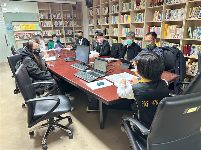 哆奇玩具陈姓负责人（左1）至台北市政府说明。（北市法务局提供）