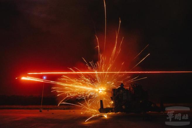 曳光弹射击光轨划过黑夜，命中目标。（青年日报提供）