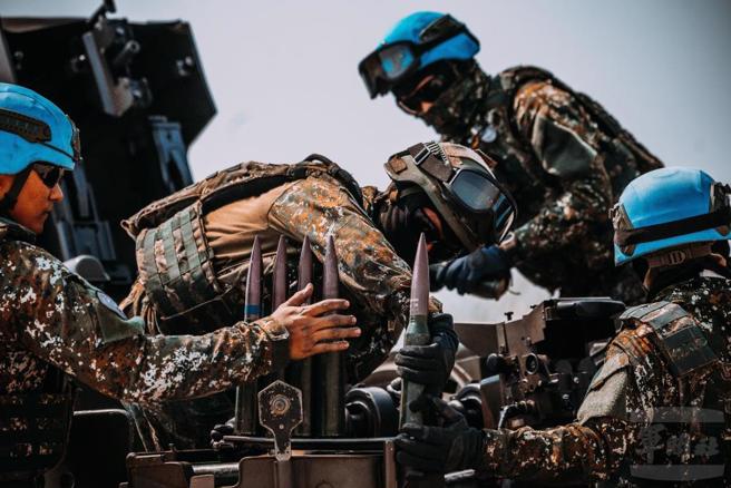 官兵全神贯注完成射击准备。（青年日报提供）