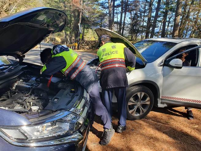 合欢山雪季、花季大批游客上山，但车辆电瓶耗尽也是常有事，员警添购电瓶夹嘴「过电」救援。（新城警分局提供／王志伟花莲传真）