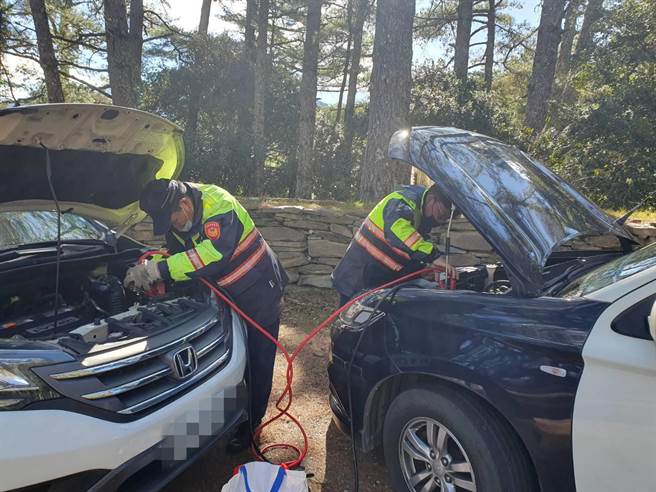 合欢山雪季、花季大批游客上山，但车辆电瓶耗尽也是常有事，员警添购电瓶夹嘴「过电」救援。（新城警分局提供／王志伟花莲传真）