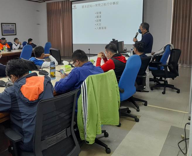 蔡育明教授主讲航行安全。(航港局提供)