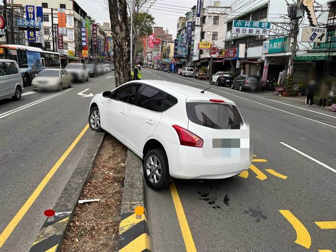 40岁陈姓女子14日上午7时57分行经中山路与兴祥街路口，欲迴转时疑似因车辆操作不当整台车开上安全岛卡住，幸未受伤。（民眾提供／潘虹恩台中传真）