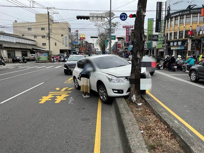 40岁陈姓女子14日上午7时57分行经中山路与兴祥街路口，欲迴转时疑似因车辆操作不当整台车开上安全岛卡住，幸未受伤。（民眾提供／潘虹恩台中传真）