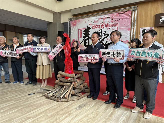 第三届大埔艺术节记者会，县长翁章梁与大埔乡长吴明勲等人，为活动宣传合影。 (邱显诚 摄)