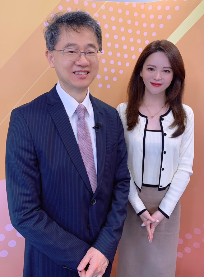 台湾运彩总经理林博泰（左）上时来运转节目，与主持人尉迟佩玉谈运彩眉角。（林胜发摄）