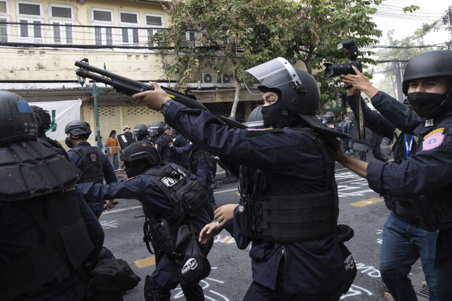 总部设于伦敦的国际特赦组织根据过去5年对30多个国家进行的研究，呼吁全球更完善地监管这类警用装备的交易与使用。这类警用装备也称为「低致命性武器」。(图/美联社)