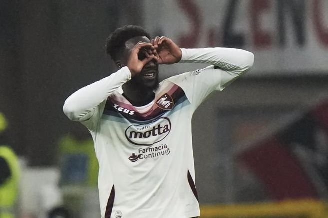 义甲萨莱尼塔纳Boulaye Dia庆祝得分。（美联社资料照）