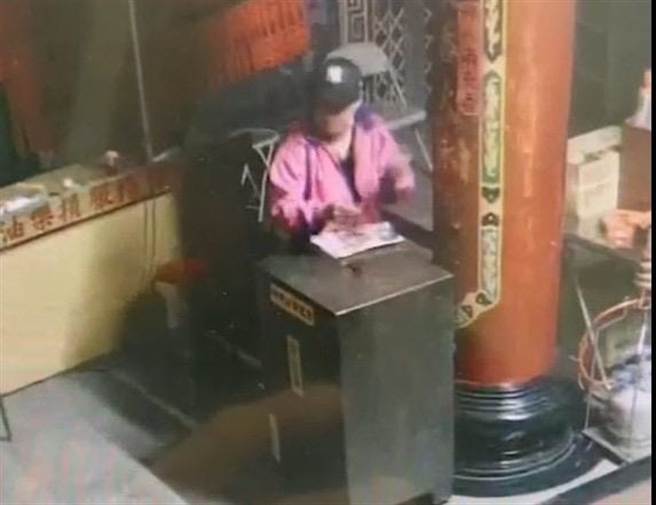 监视器拍下两人犯案过程。（民眾提供／李京升苗栗传真）
