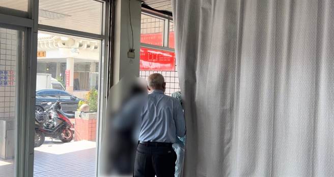 梁姓男教练遗体今相验，家属在狱方人员陪同下到场。（崔正纲摄）