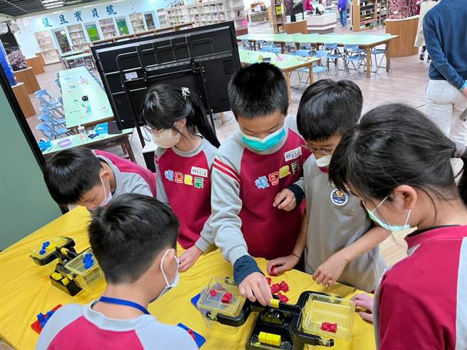 国际数学日，桃园復旦国小设计各式活动让学童体验有趣的数学。(校方提供／吕筱蝉桃园传真)
