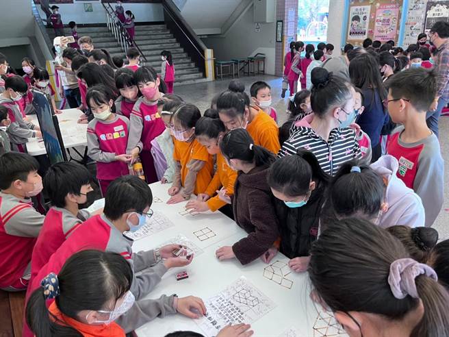国际数学日，桃园復旦国小设计各式活动让学童体验有趣的数学。(校方提供／吕筱蝉桃园传真)