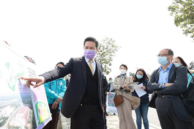 金门县长陈福海(左前)亲自向营建署人员说明尚义社会住宅之兴建规划事宜。(图／金门县政府提供)