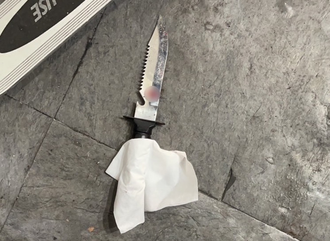 新北三重一名王姓男子与房东起口角，竟持刀攻击房东，图为王男作案的凶刀。（图／翻摄照片）