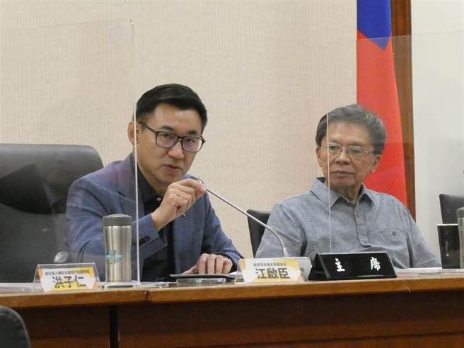 国民党立委江启臣痛批，全民国防手册还没有像样的东西，还搞个全动法，政府的作法，人民能不紧张吗？（本报资料照片）