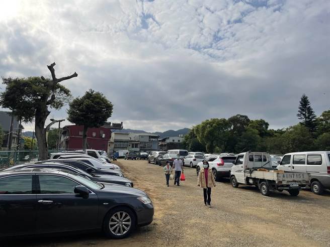 桃园市大溪区有多处公墓及纳骨塔，因联外道路狭小扫墓季节车辆涌入，警方祭出交管避免塞车问题。(警方提供／吕筱蝉桃园传真)