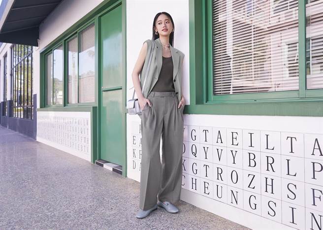 GU春夏推出低腰裤系列，其中「低腰宽裤」在穿着时可以将裤腰放低，展现迷人纤细的腰际线条。（GU提供）