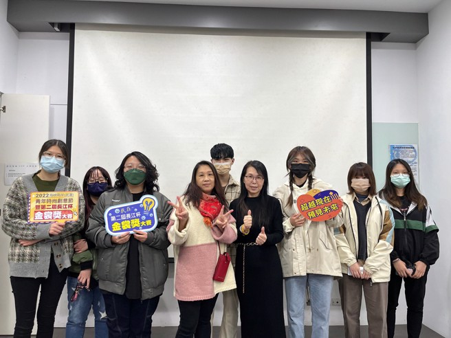 金裳奖执行委员会王雅芬执行长说明本次赛事主题与参赛办法。（图/长江杯金裳奖执委会提供）