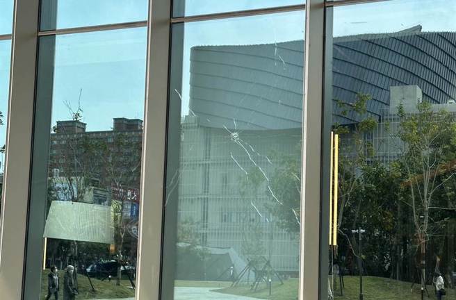 桃园市立图书馆新总馆的玻璃墙被不肖人士砸出蜘蛛网裂痕。（桃园市立图书馆提供／陈梦茹桃园传真）