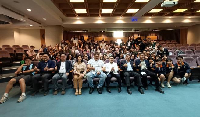 潮中与丹麦师生在消防体验馆进行Through smoke-filled room 的初体验