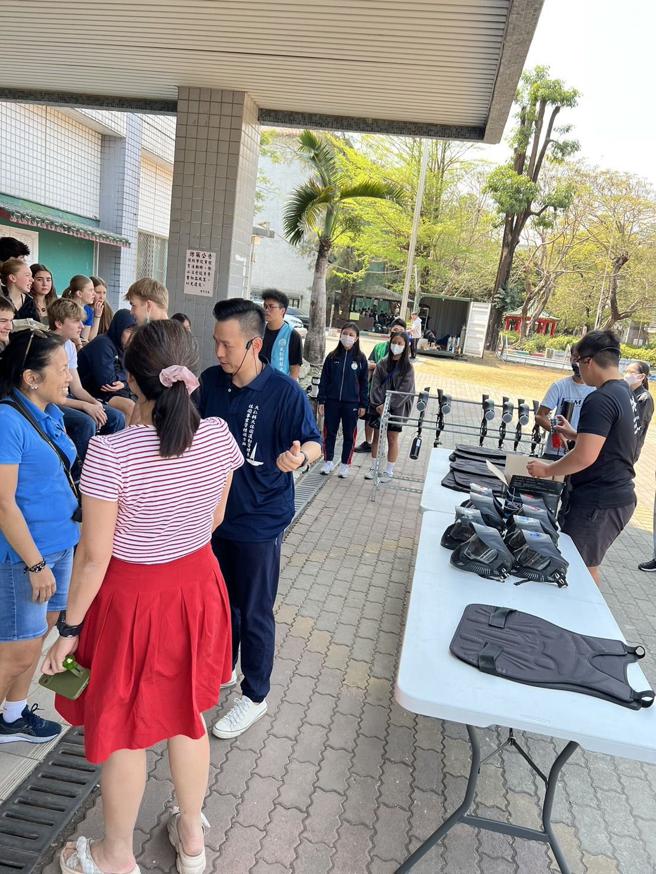 休閒运动管理系的漆弹运动让虽然语言不通参访的学生仍然兴致勃勃，觉得读大学十分有趣。(大仁科技大学提供)