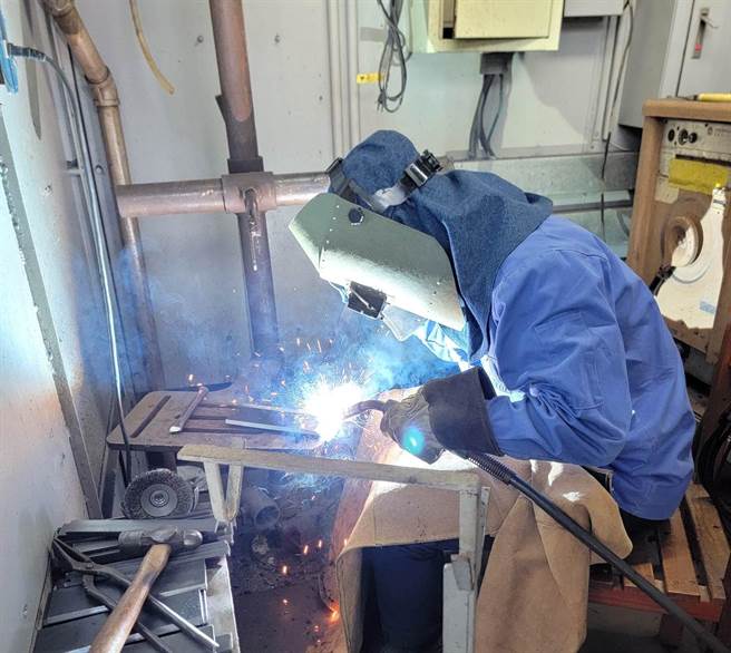 年仅19岁的朱芷仪热爱銲接，不畏高温环境与火花喷溅，每天埋头练习10小时。(中彰投分署提供)