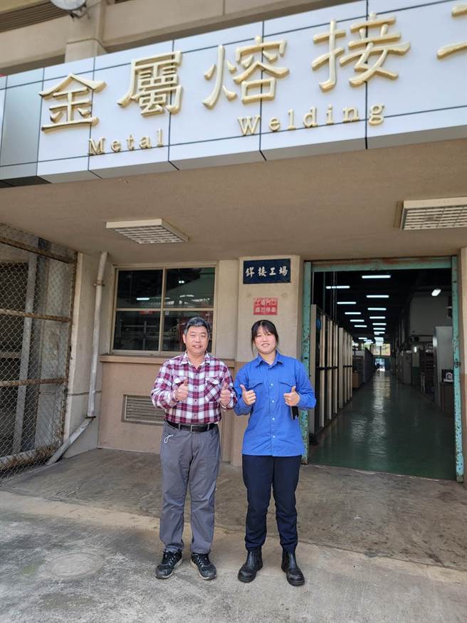 劳动力发展署中彰投分署銲接职类训练师王见成(左)，开心与朱芷仪(右)合影。(中彰投分署提供)