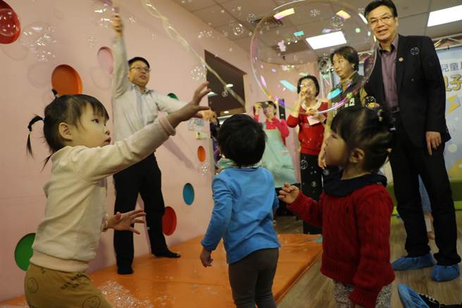 彤彤的爸爸拉出大泡泡 ，与孩子一起亲子乐。（叶德正摄）