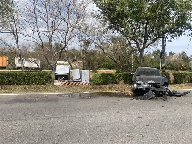 金門楊姓男子開車疑似為閃避路上野狗，失控撞毀路旁變電箱，造成附近約200住戶停電。(圖／警方提供)