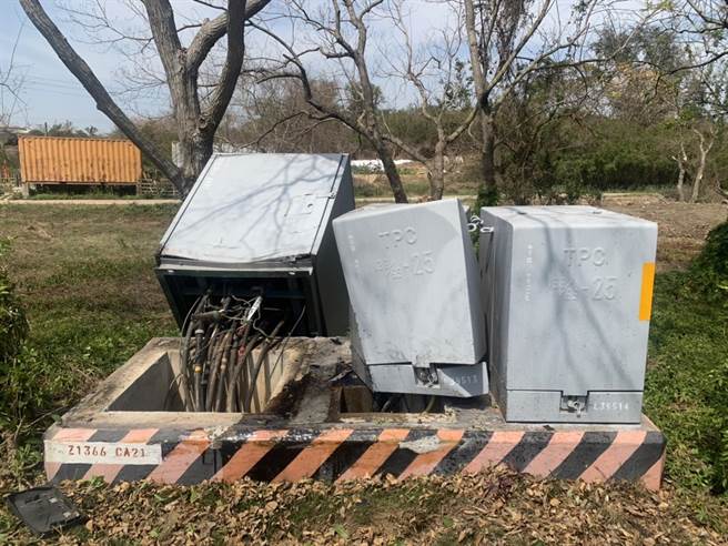 遭撞的變電箱幾乎被連根拔起，修復費用初估約10幾萬元。(圖／警方提供)