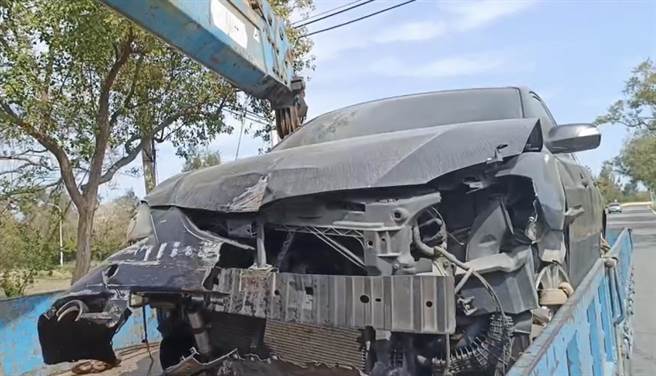 肇事車輛也因猛烈撞擊車頭幾近全毀，損失慘重。(圖／民眾提供)