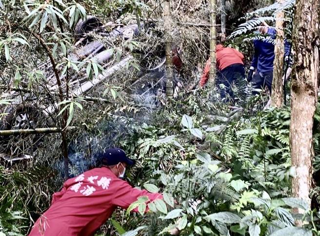 陈姓夫妻5日开车出门失联，南投县搜救人员14日在银杏森林30公尺深山谷发现其座车，车上两人魂断山谷。（民眾提供／杨静茹南投传真）