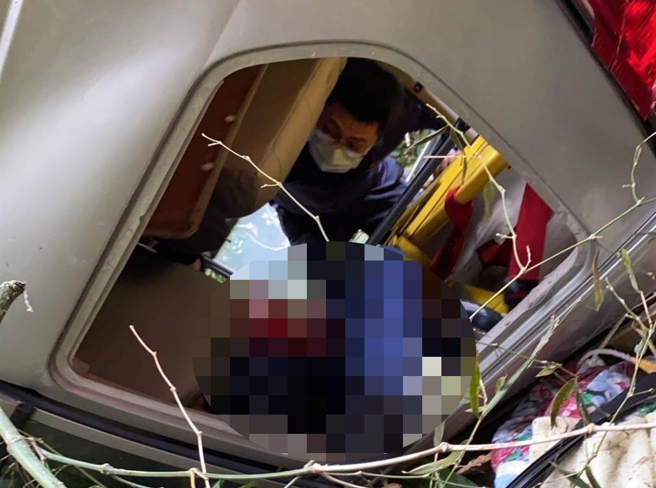 坠谷车辆上的陈姓男子死亡多日，左手开放性骨折。（民眾提供／杨静茹南投传真）