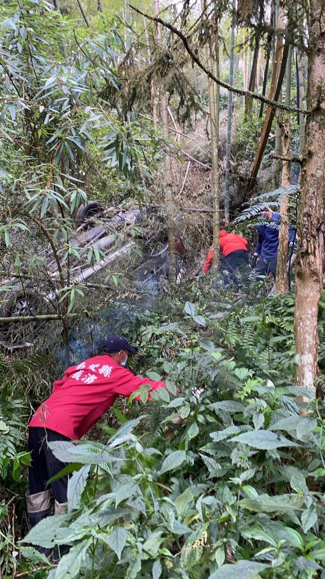 陈姓夫妻的车辆翻落30公尺深山谷，两人在车上伤重不治，直到14日才被发现。（民眾提供／杨静茹南投传真）