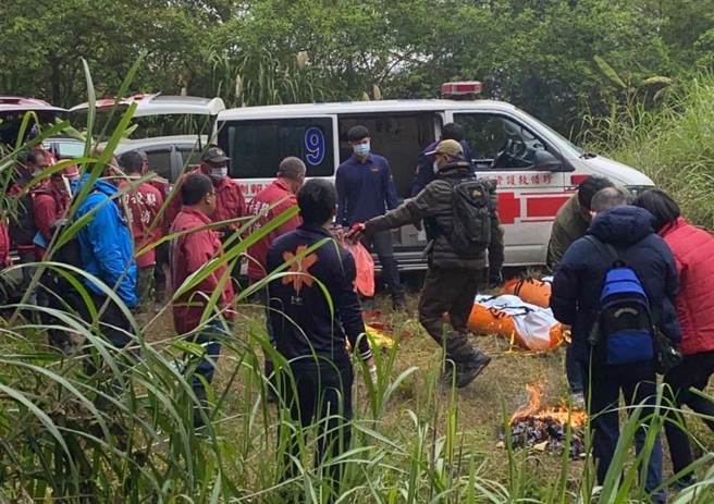 陈姓夫妻5日开车出游，在南投县鹿谷银杏森林山区疑不慎坠谷，直到14日才被发现。（民眾提供／杨静茹南投传真）