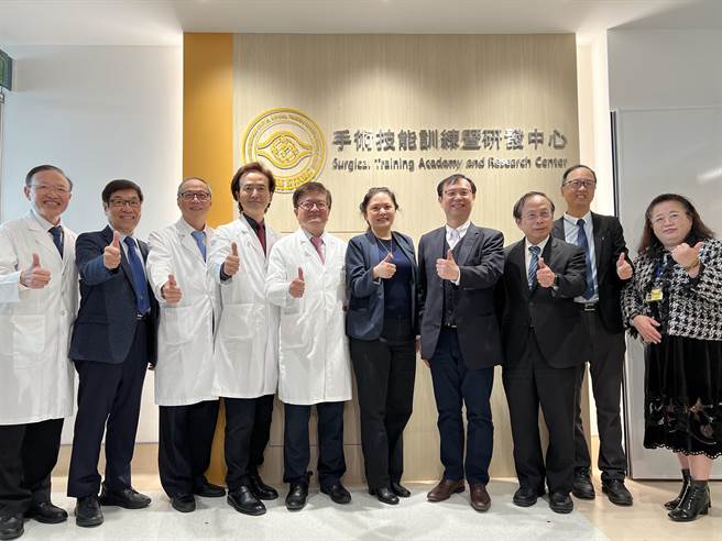 長庚手術技能訓練暨研發中心今日揭牌啟用。長庚醫療體系陳昱瑞（左起）名譽主委、魏福全院士、林口長庚陳建宗院長、基隆長庚詹益聖副院長、長庚醫療體系程文俊主委、王瑞慧董事長、健保署石崇良署長、外科醫學會候明鋒理事長、桃園市衛生局劉宜廉局長、北區健保署林寶鳳組長。(蔡依珍攝)