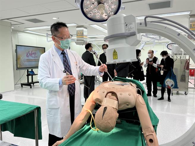 「手術技能訓練暨研發中心」500坪空間有手術訓練區、擬真手術訓練區和多功能運用區。(蔡依珍攝)