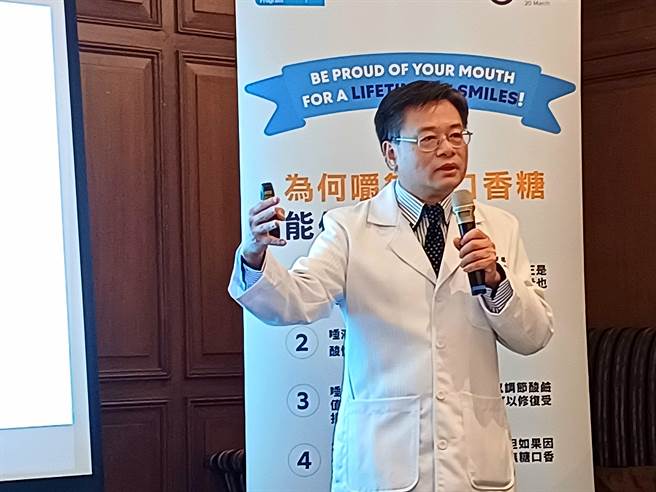 中华民国家庭牙医学会副理事长黄耀慧指出，过去认为「饭后漱口」有助于清洁，但这个做法只能冲掉口腔内的食物残渣，无法去除牙菌斑。（王家瑜摄）